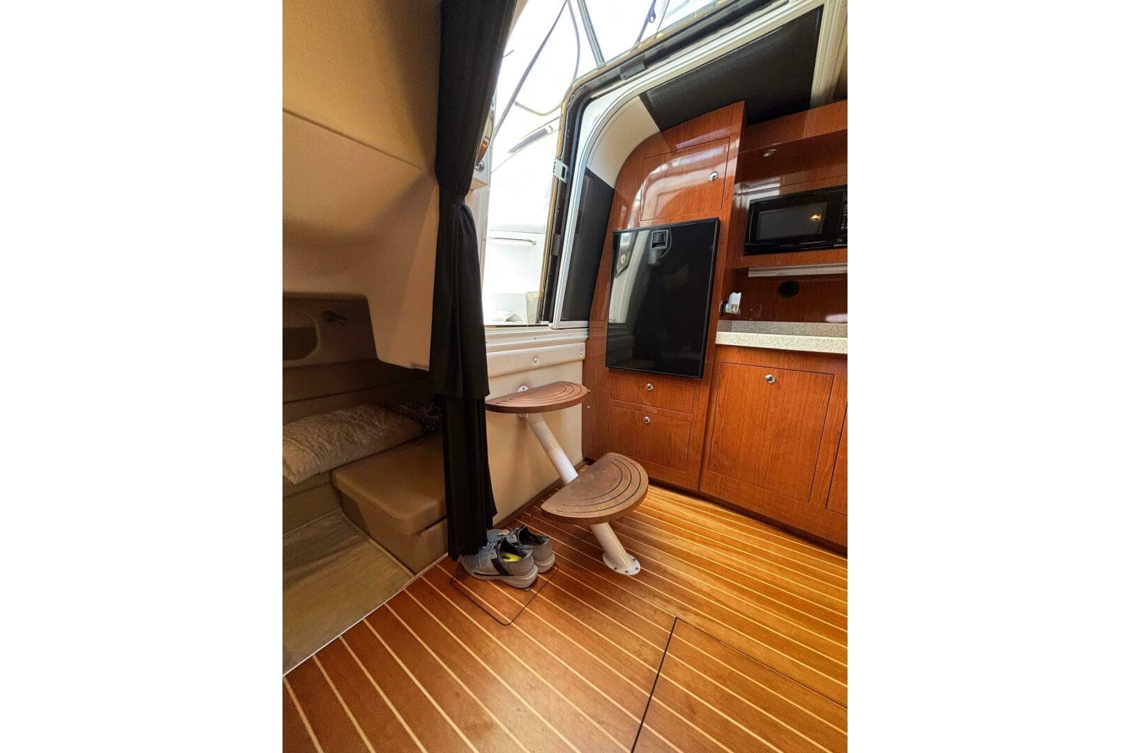 2007 Regal 3760 Sportyacht — photo 49