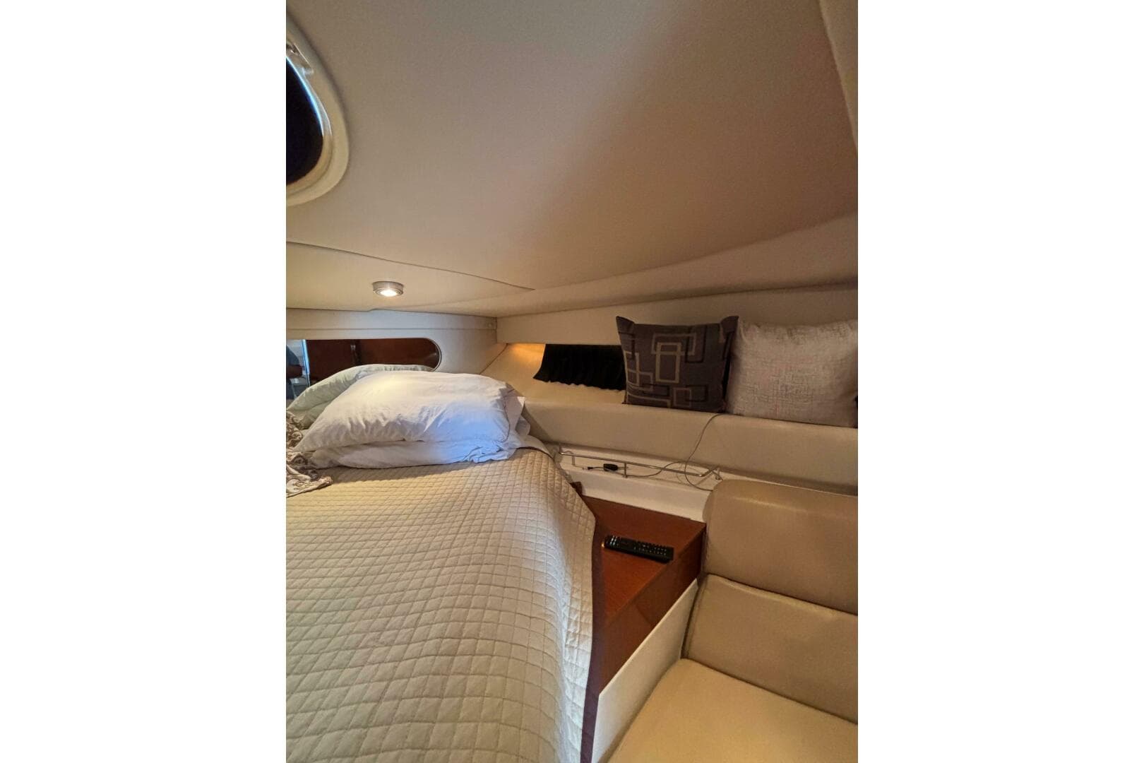 2007 Regal 3760 Sportyacht — photo 37