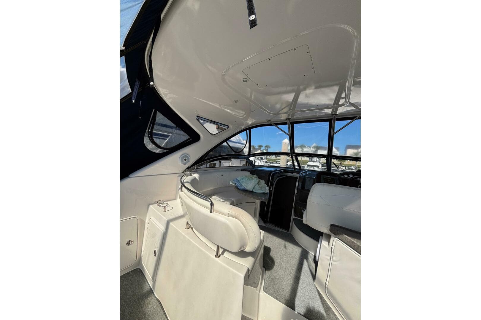 2007 Regal 3760 Sportyacht — photo 16