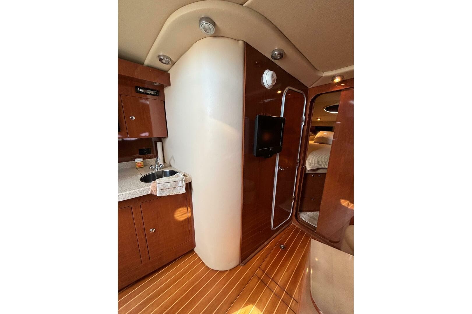 2007 Regal 3760 Sportyacht — photo 31