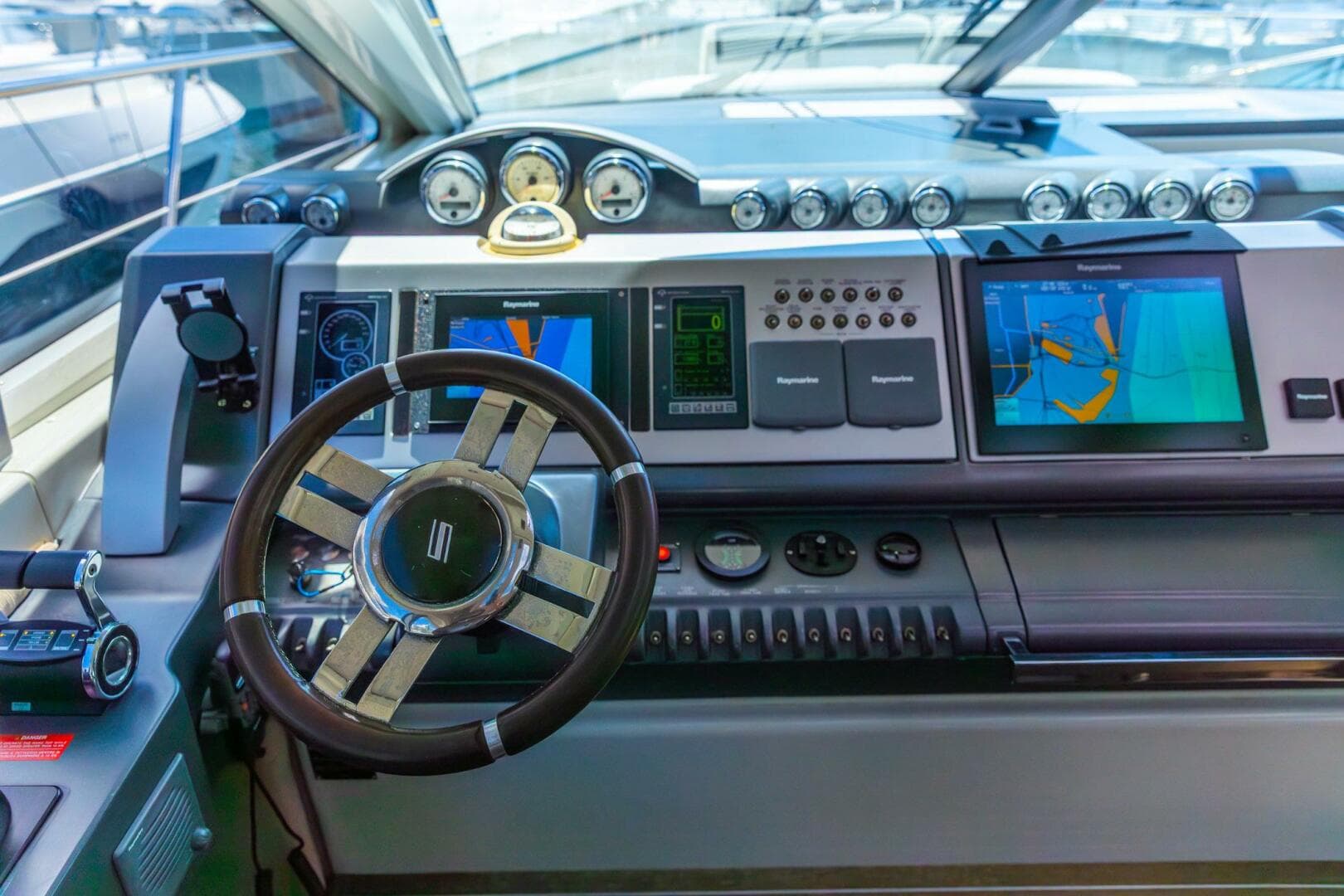 2011 Azimut 68S — photo 21