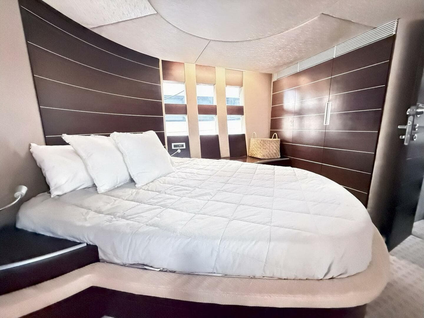 2011 Azimut 68S — photo 23