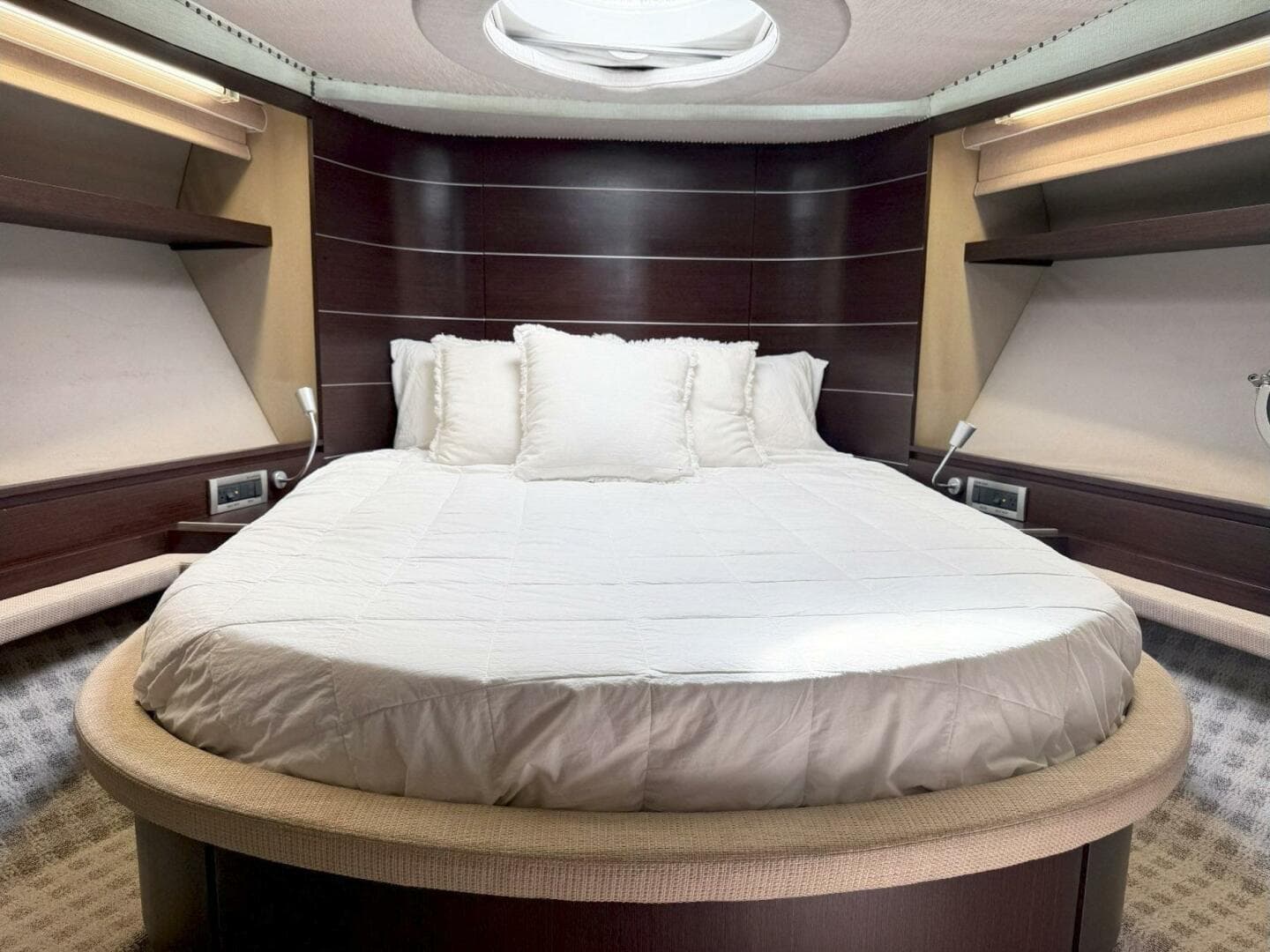 2011 Azimut 68S — photo 26