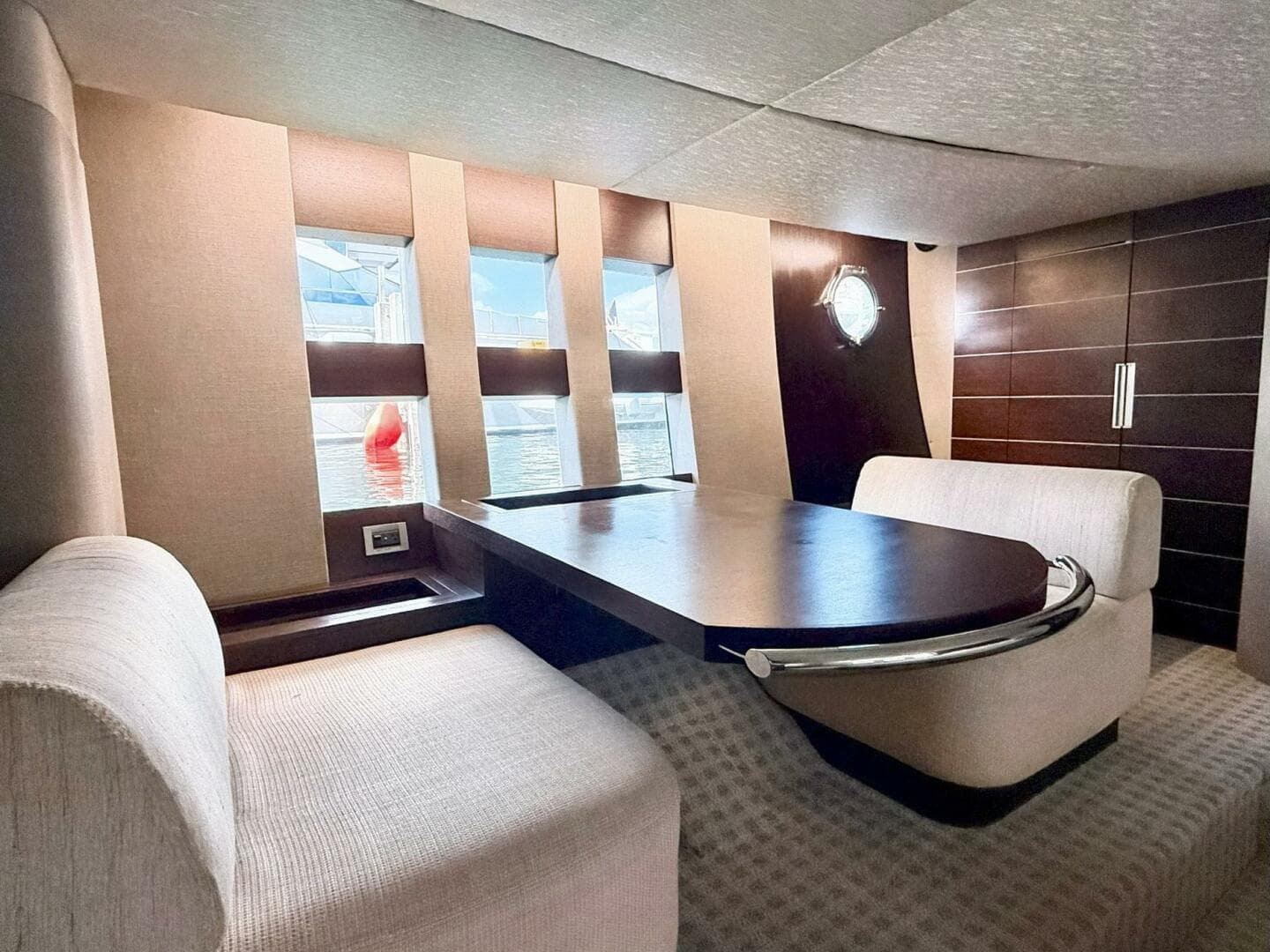 2011 Azimut 68S — photo 25