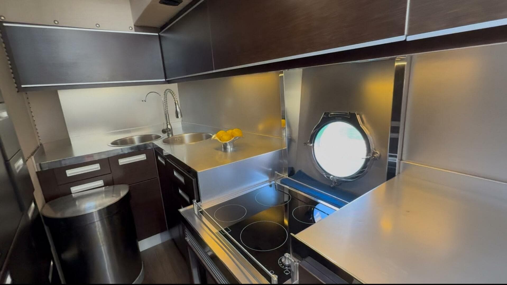 2011 Azimut 68S — photo 19