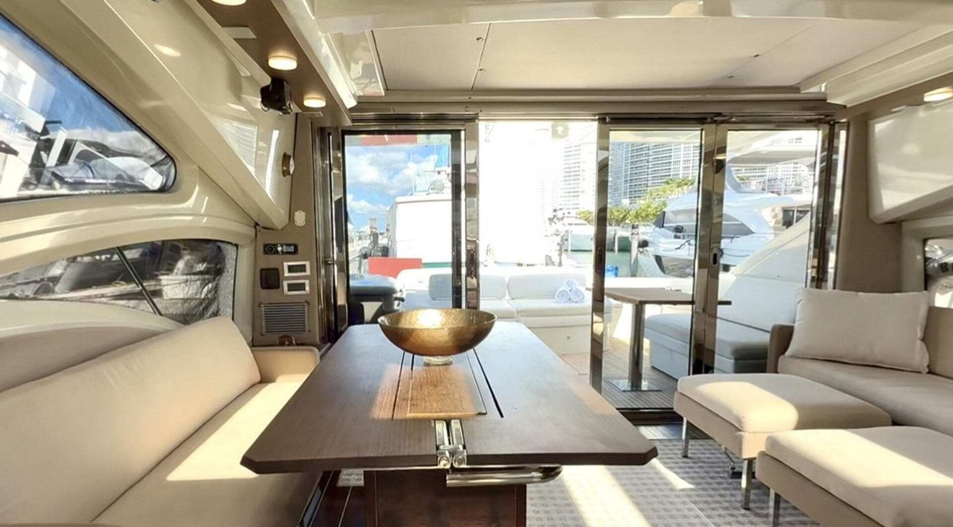 2011 Azimut 68S — photo 16