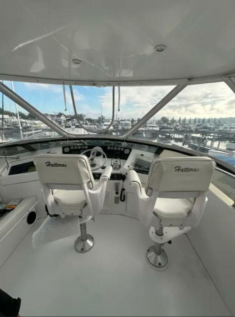 1994 Hatteras 48 Cockpit — photo 6