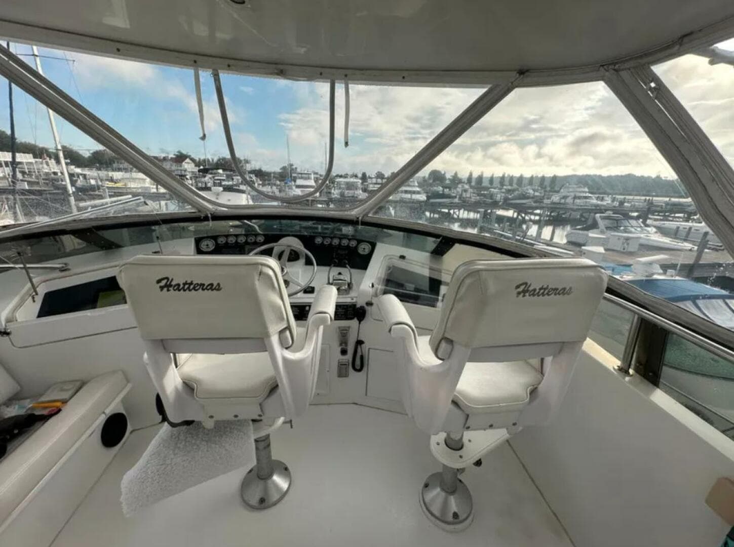 1994 Hatteras 48 Cockpit — photo 5