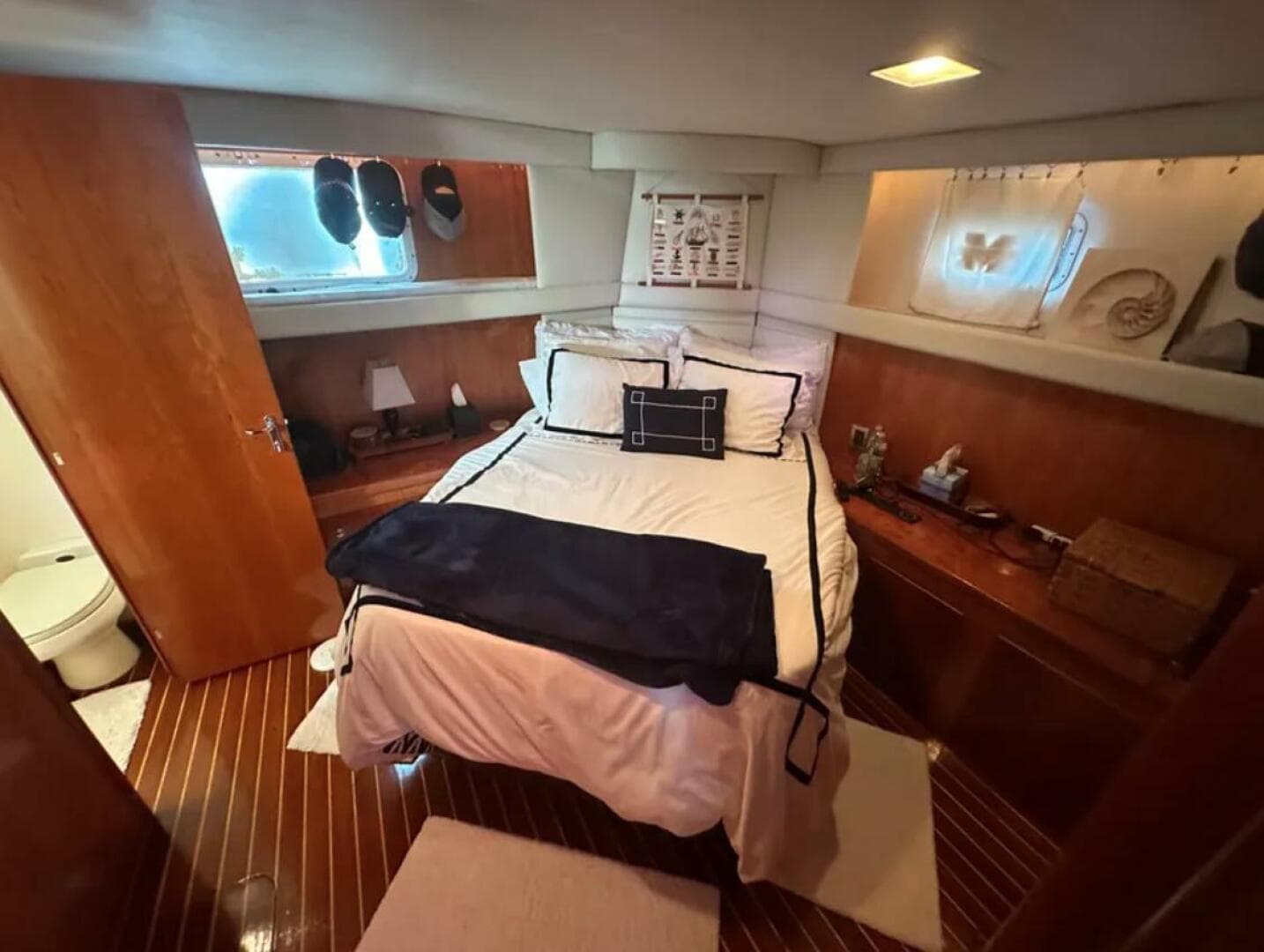 1994 Hatteras 48 Cockpit — photo 23