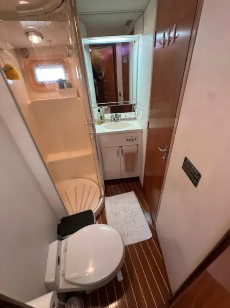 1994 Hatteras 48 Cockpit — photo 22