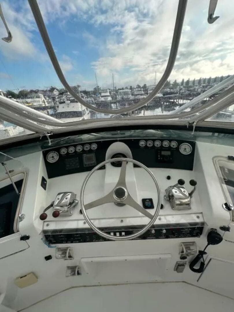 1994 Hatteras 48 Cockpit — photo 3