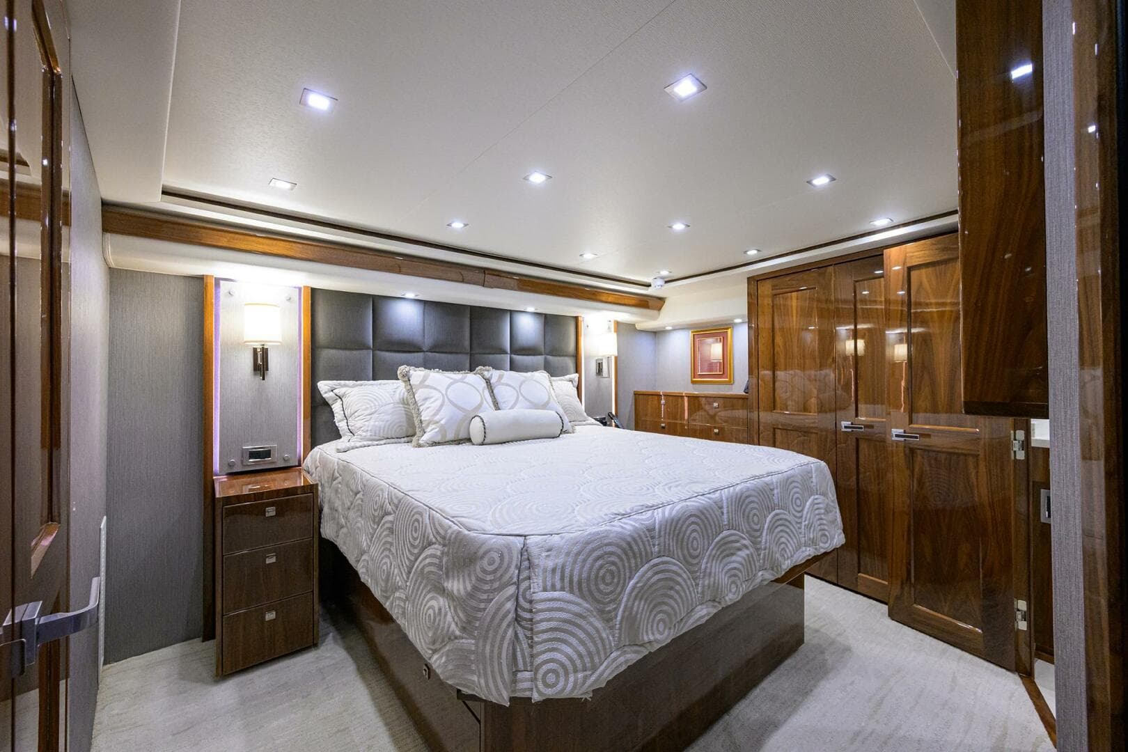 2018 Viking 72 Skybridge — photo 22