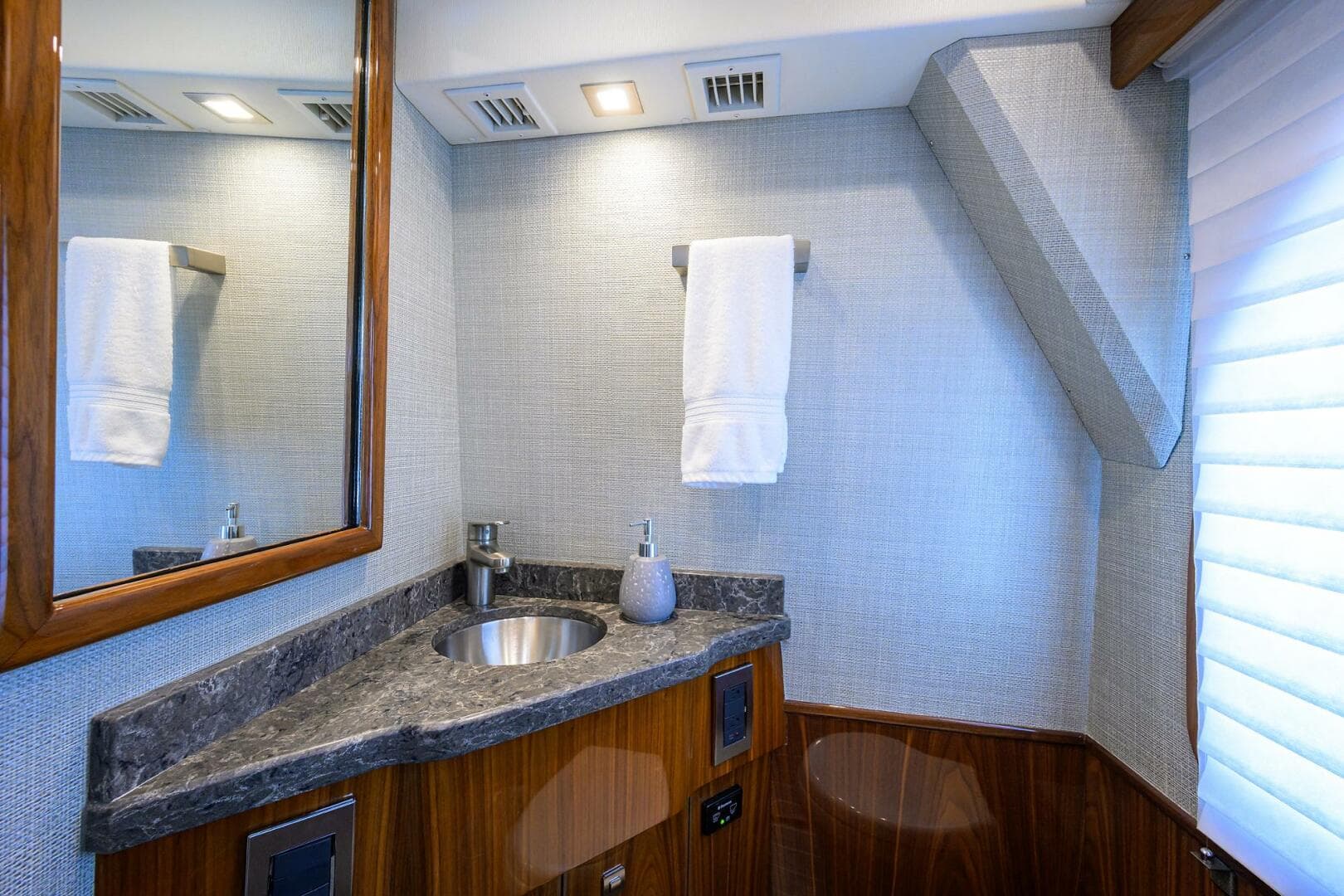 2018 Viking 72 Skybridge — photo 14