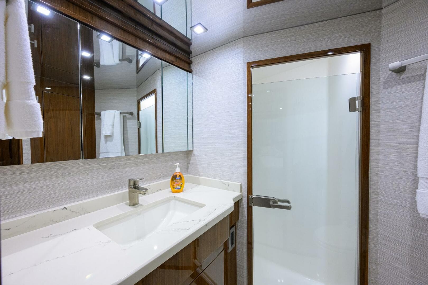 2018 Viking 72 Skybridge — photo 28