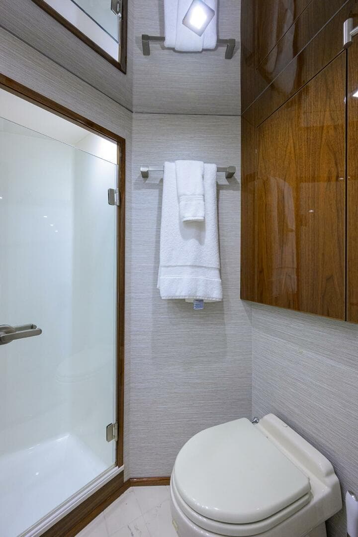 2018 Viking 72 Skybridge — photo 29