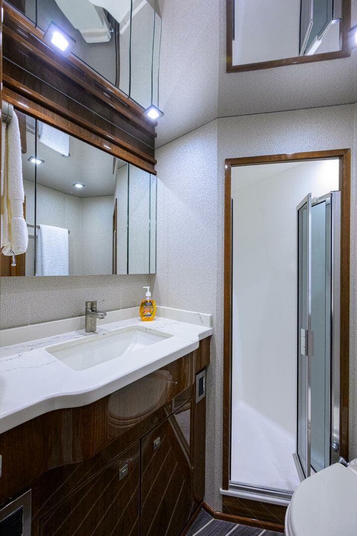 2018 Viking 72 Skybridge — photo 33