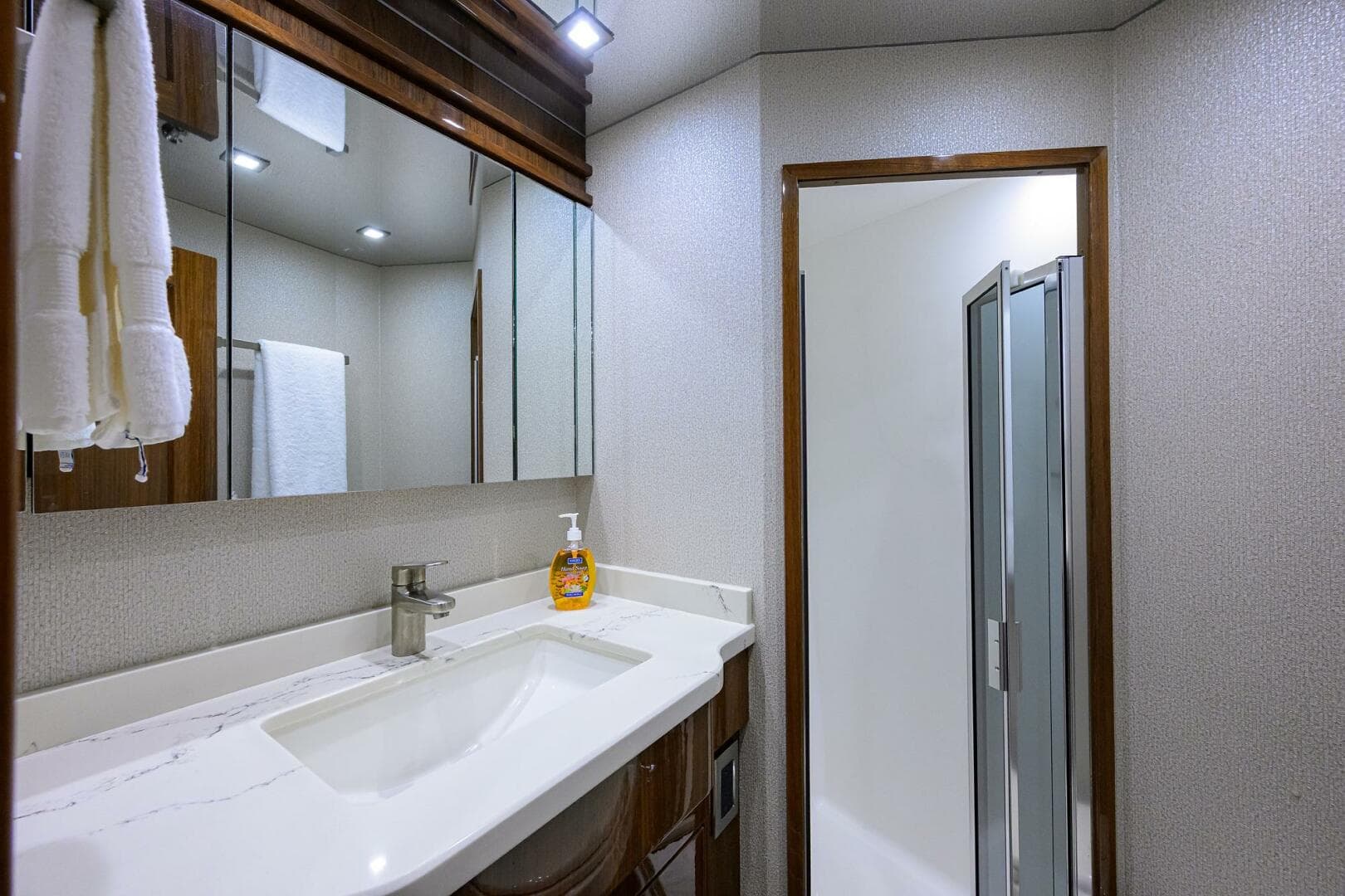 2018 Viking 72 Skybridge — photo 34