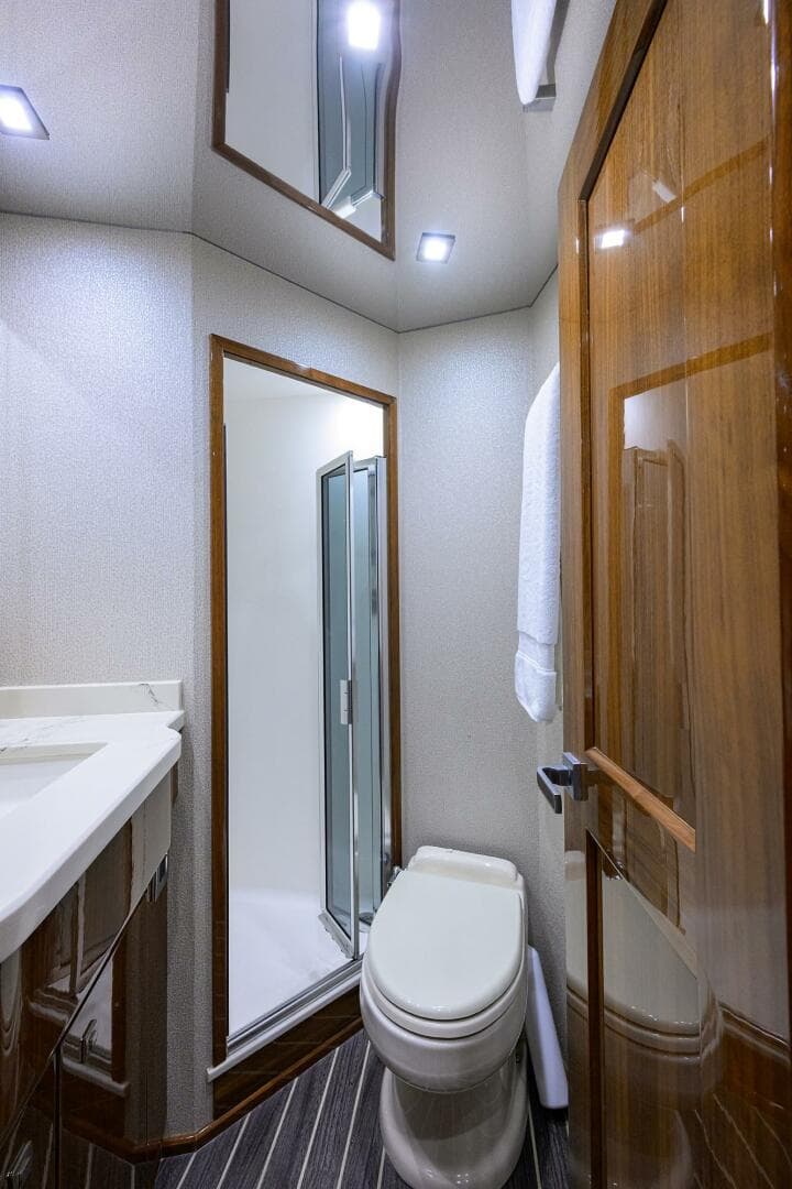 2018 Viking 72 Skybridge — photo 32