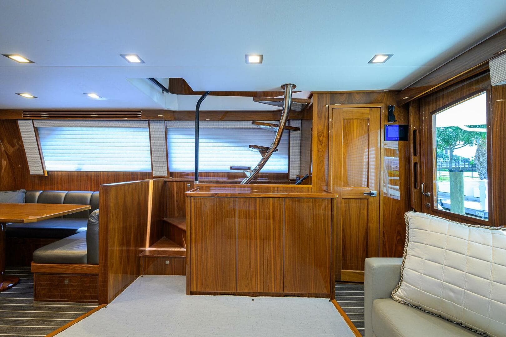 2018 Viking 72 Skybridge — photo 5