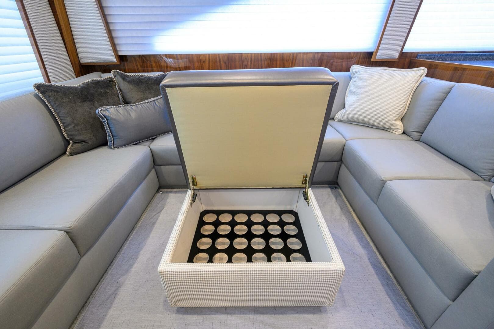 2018 Viking 72 Skybridge — photo 4