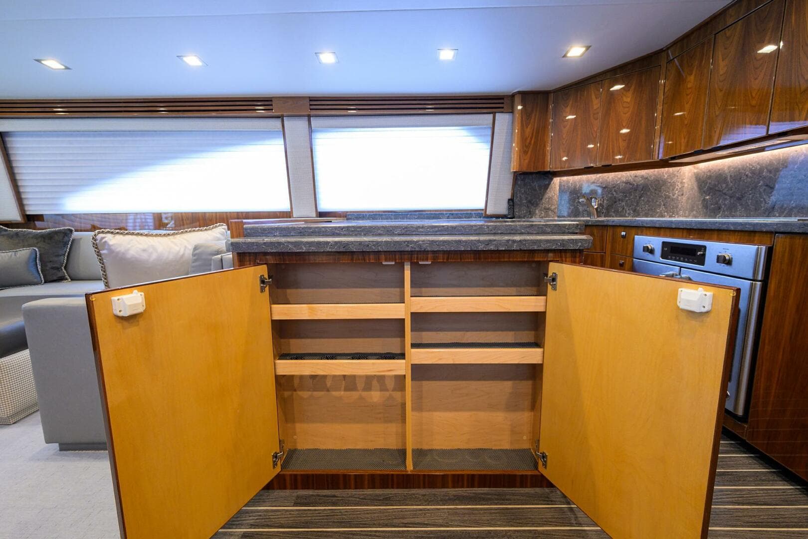 2018 Viking 72 Skybridge — photo 11