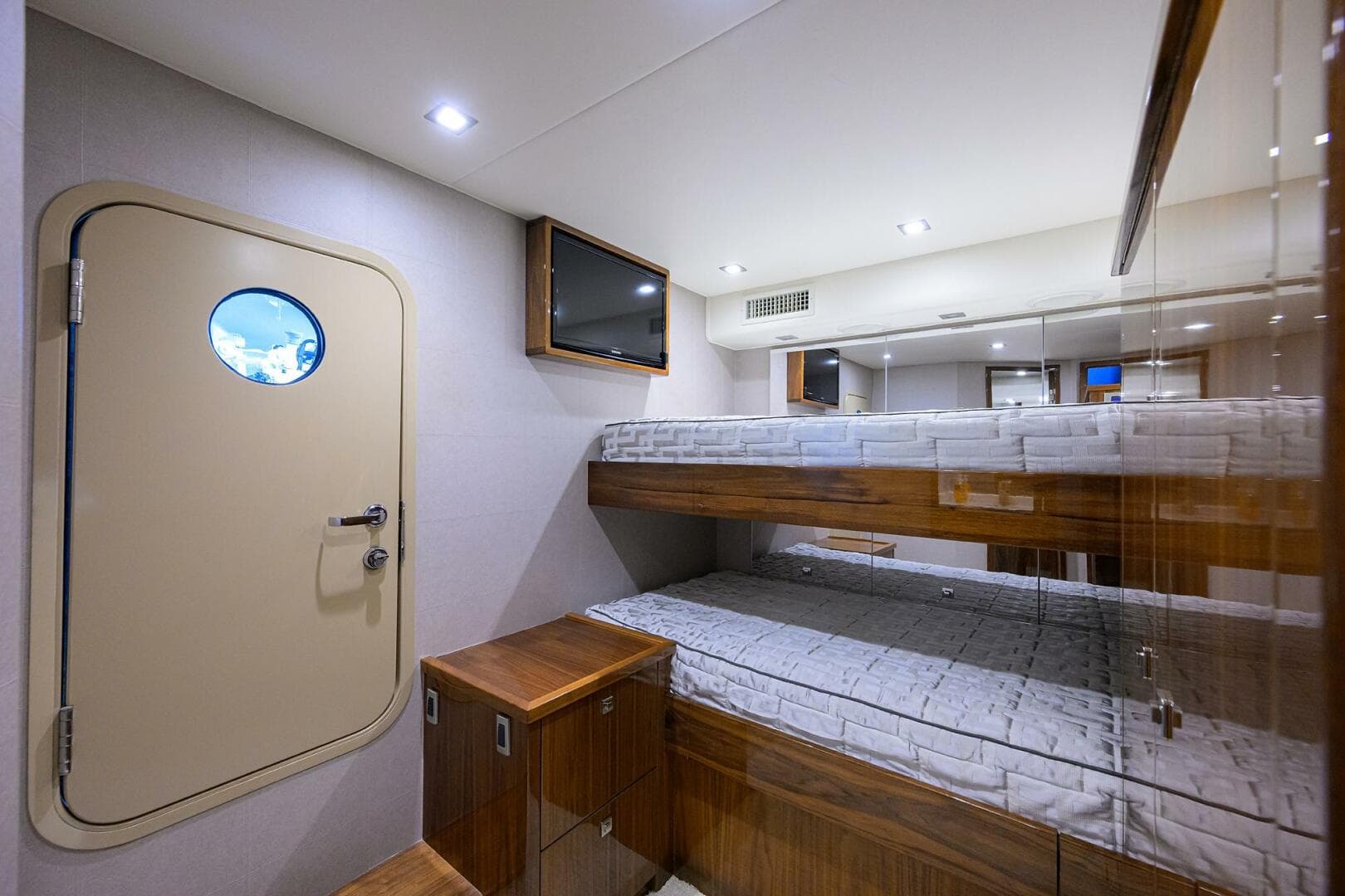 2018 Viking 72 Skybridge — photo 38