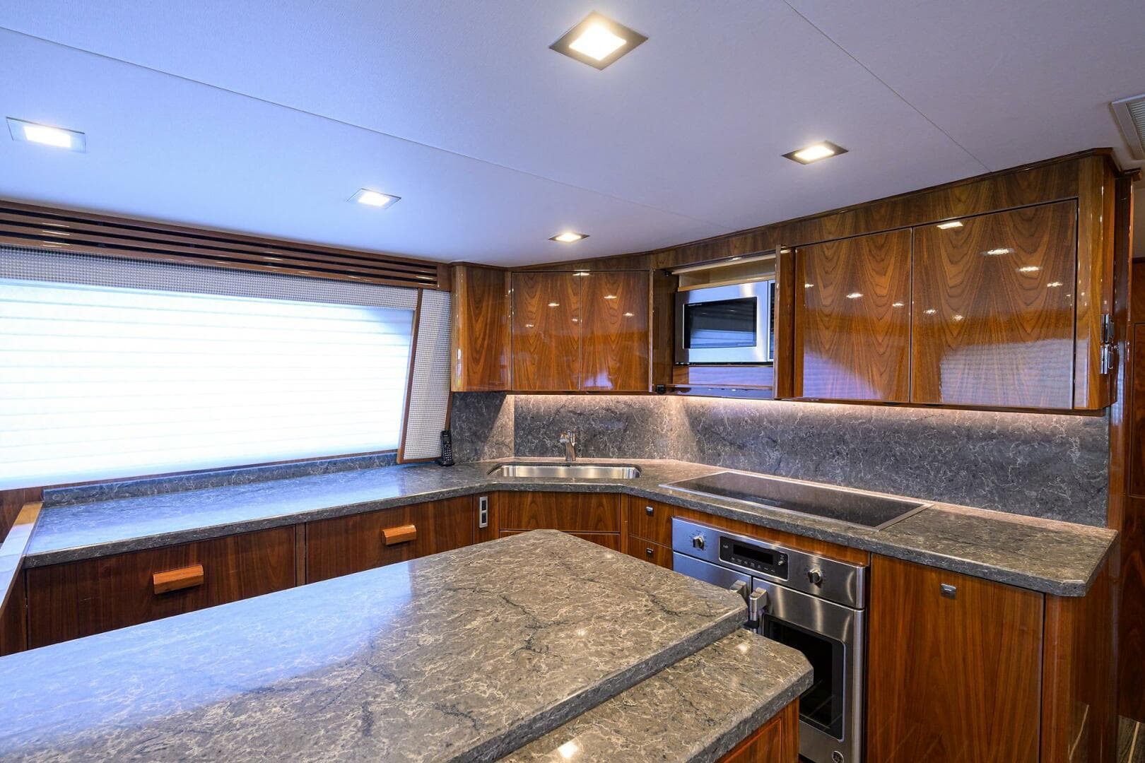 2018 Viking 72 Skybridge — photo 7
