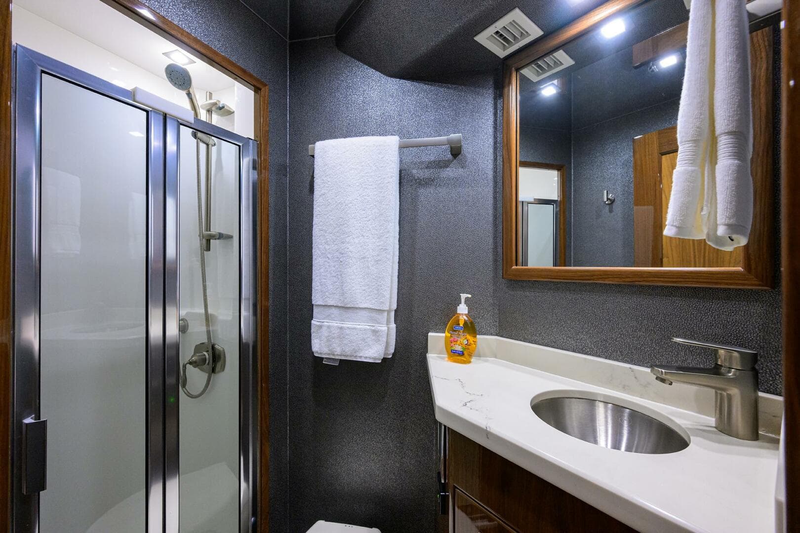 2018 Viking 72 Skybridge — photo 37