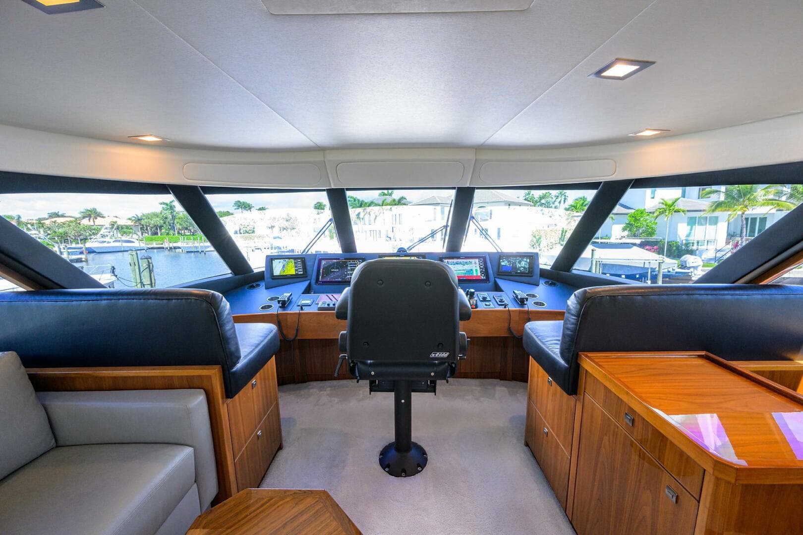 2018 Viking 72 Skybridge — photo 61