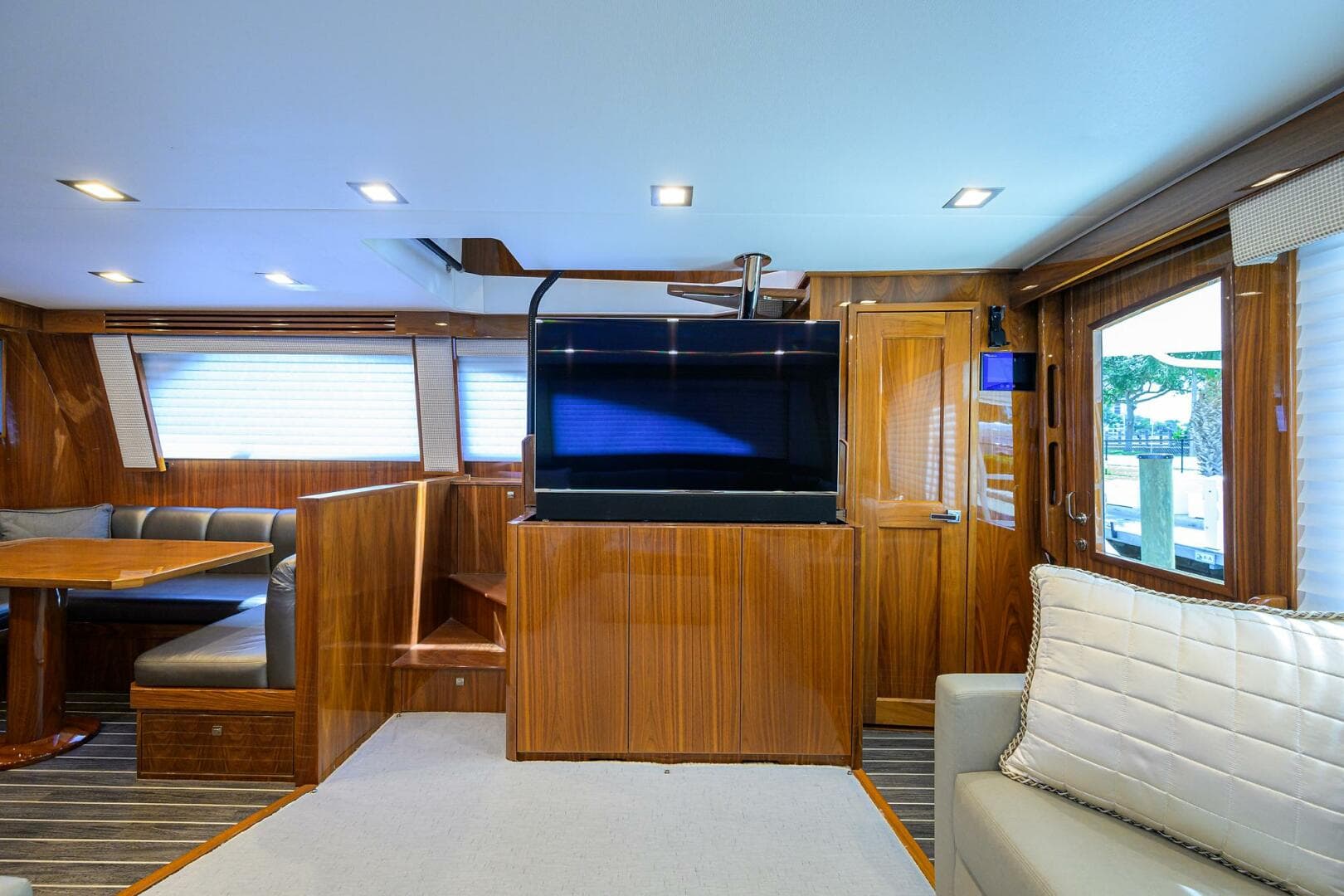 2018 Viking 72 Skybridge — photo 6