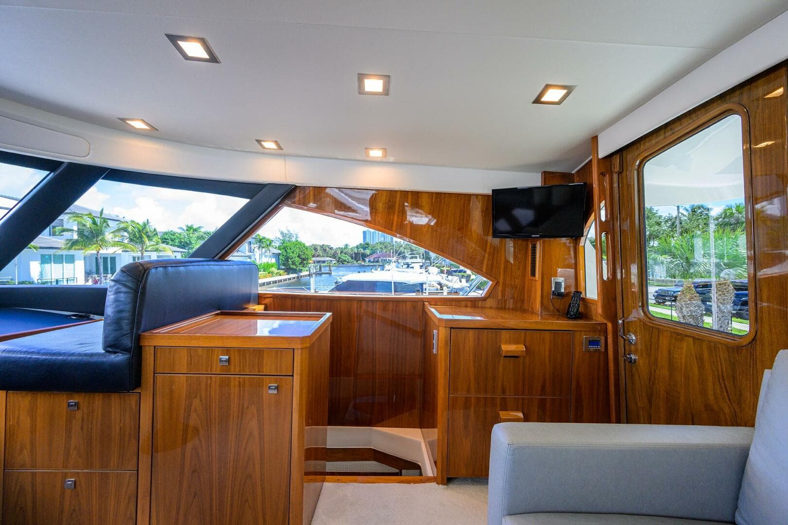 2018 Viking 72 Skybridge — photo 60