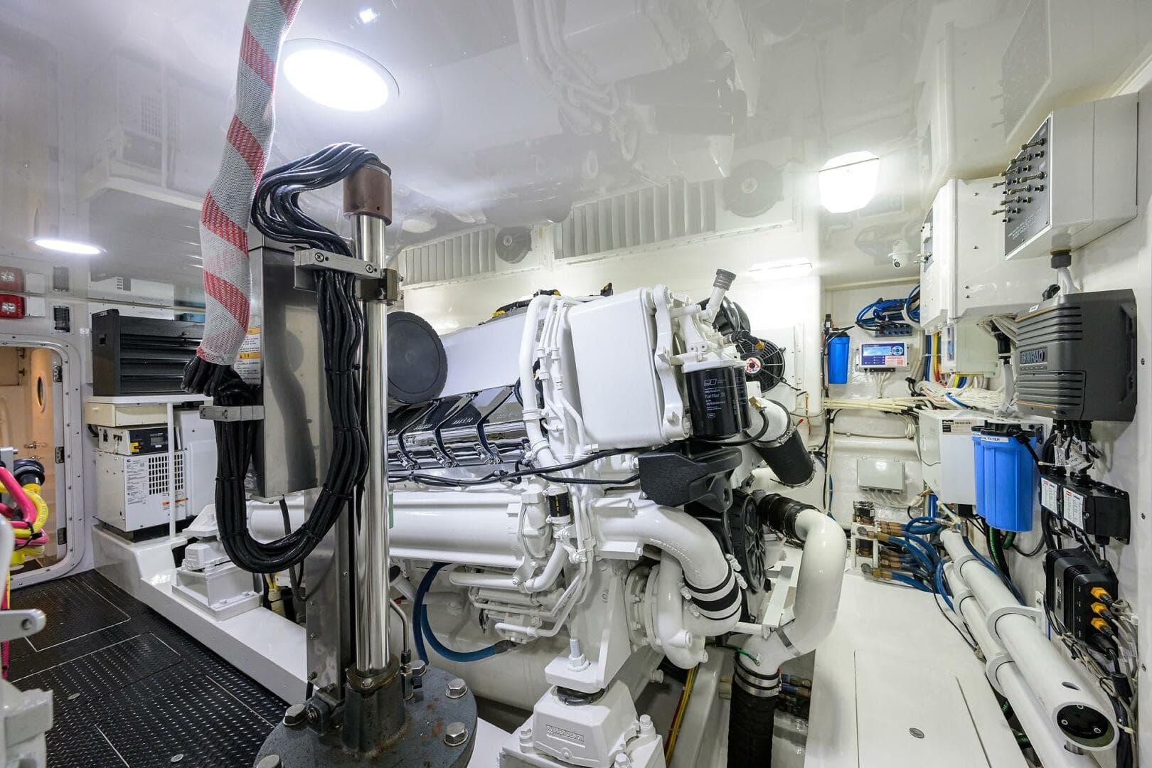 2018 Viking 72 Skybridge — photo 78