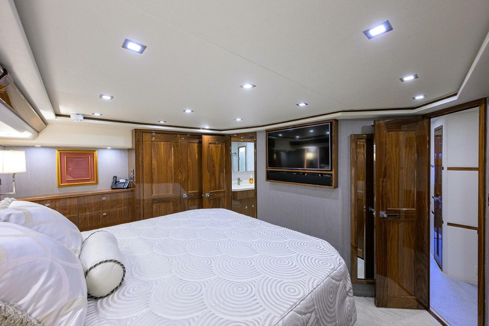 2018 Viking 72 Skybridge — photo 23