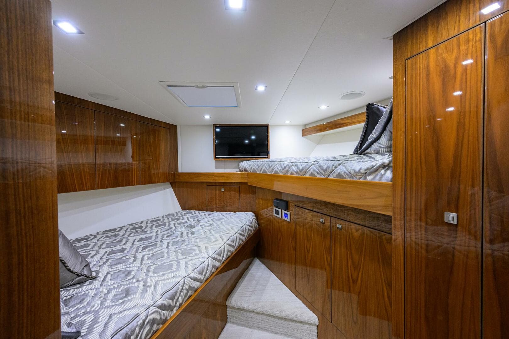 2018 Viking 72 Skybridge — photo 30