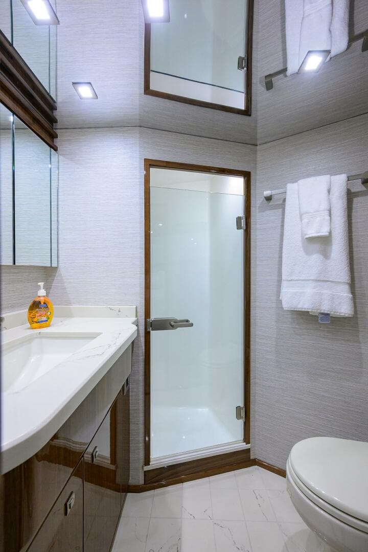 2018 Viking 72 Skybridge — photo 27