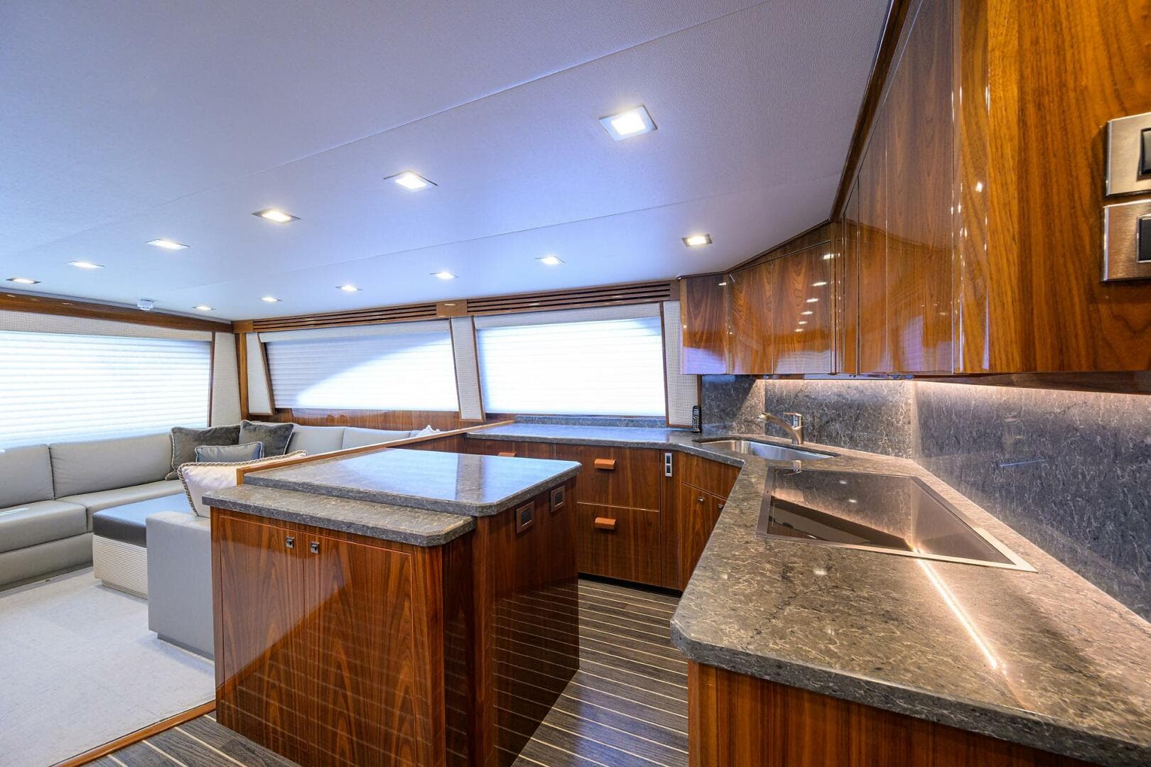 2018 Viking 72 Skybridge — photo 8