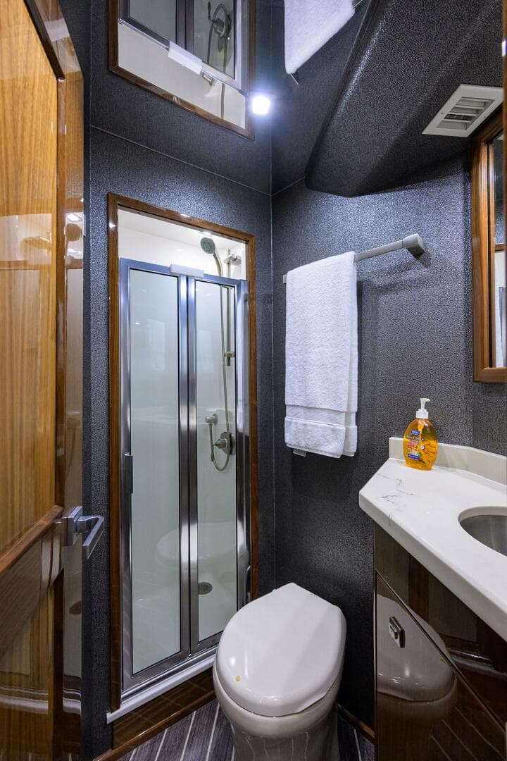 2018 Viking 72 Skybridge — photo 36