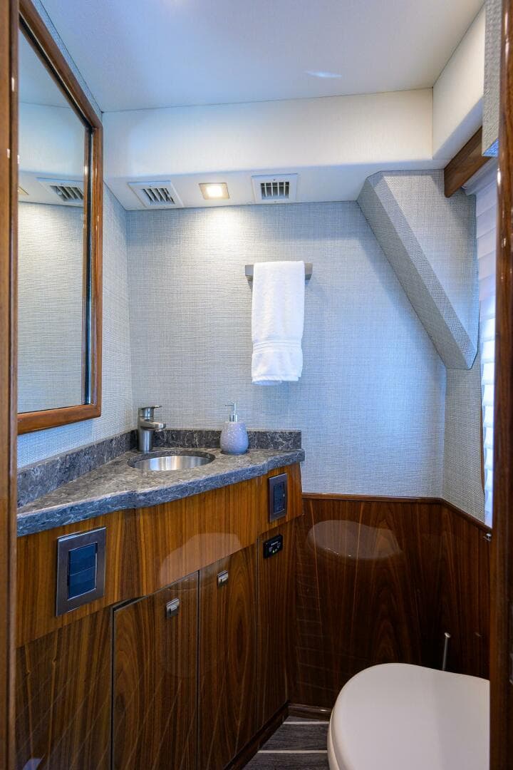 2018 Viking 72 Skybridge — photo 13