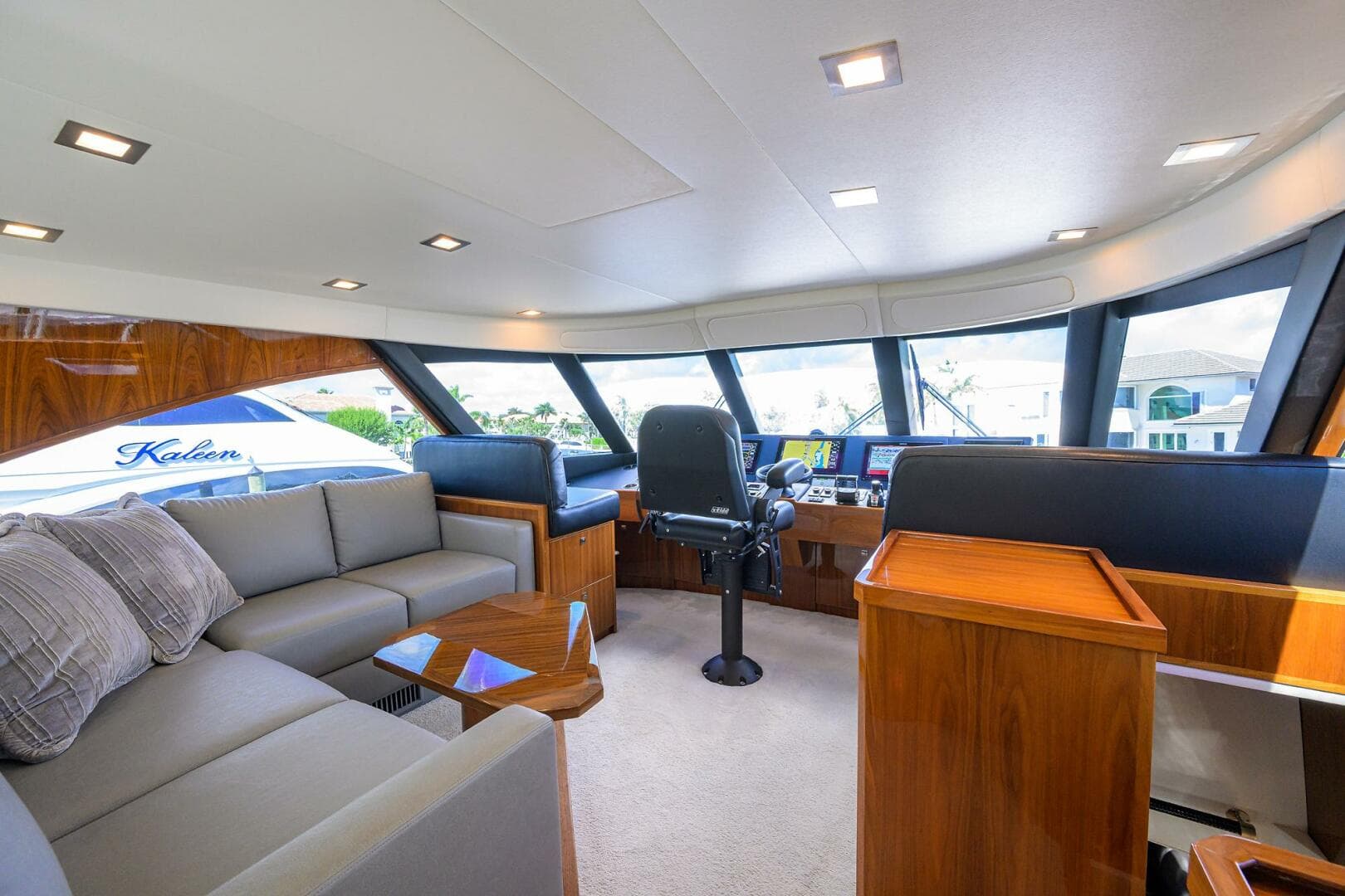 2018 Viking 72 Skybridge — photo 57