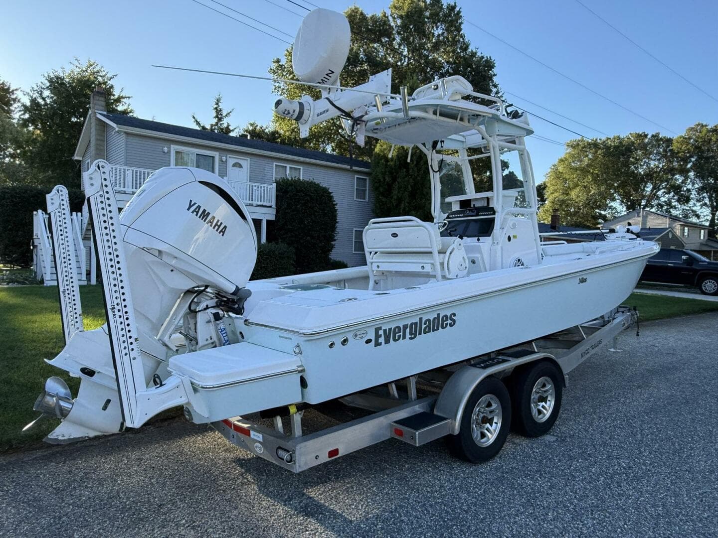 2023 Everglades 243 Center Console — photo 2