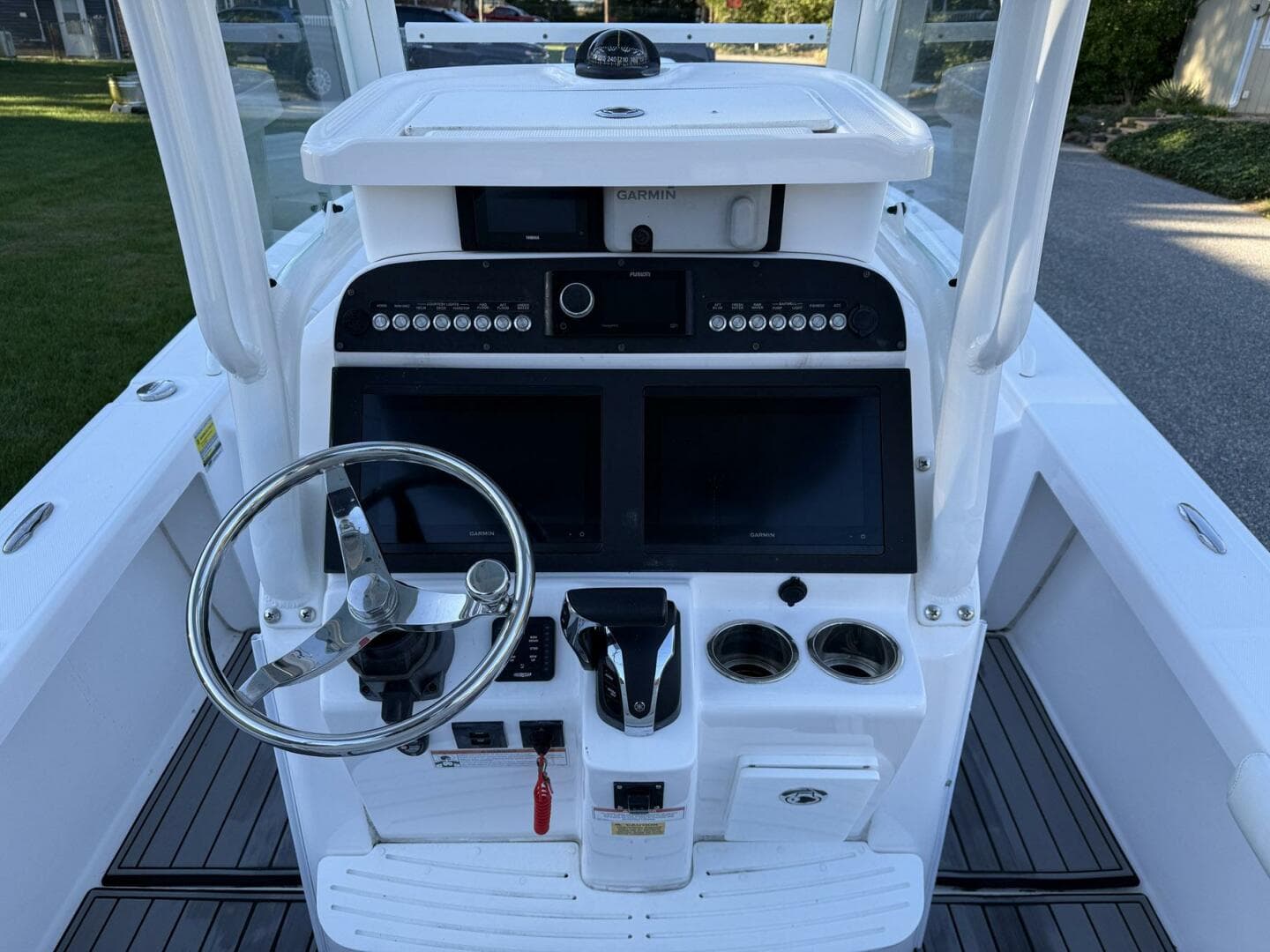 2023 Everglades 243 Center Console — photo 12