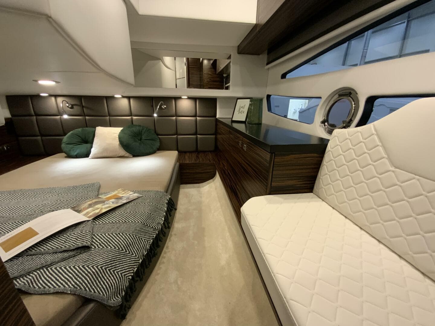 2026 Cobrey 33 HT — photo 8