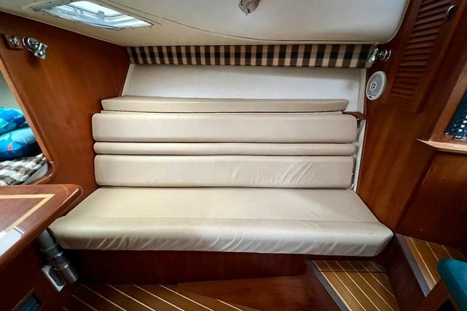 2001 Pursuit 3000 Offshore — photo 16