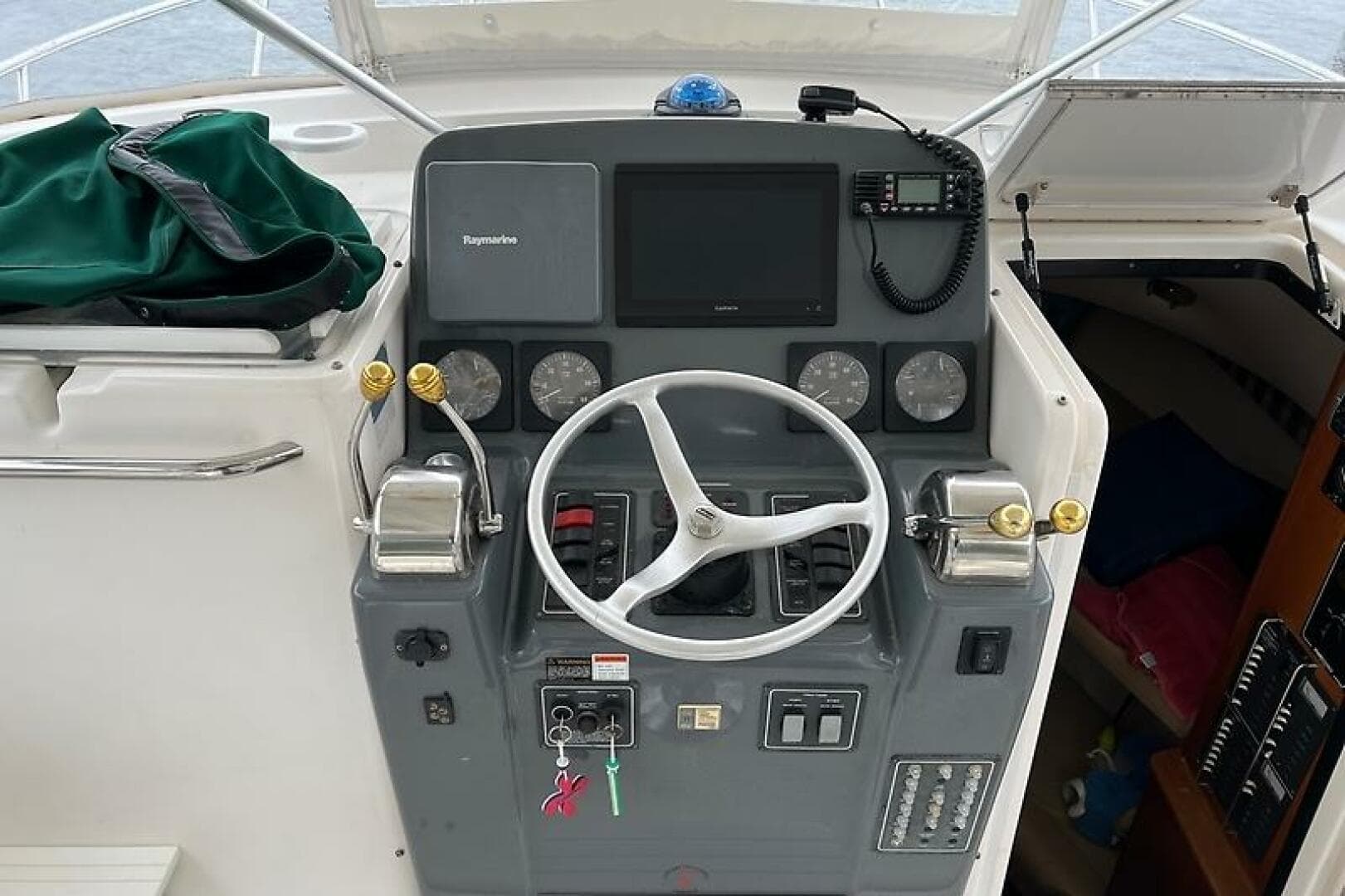 2001 Pursuit 3000 Offshore — photo 13