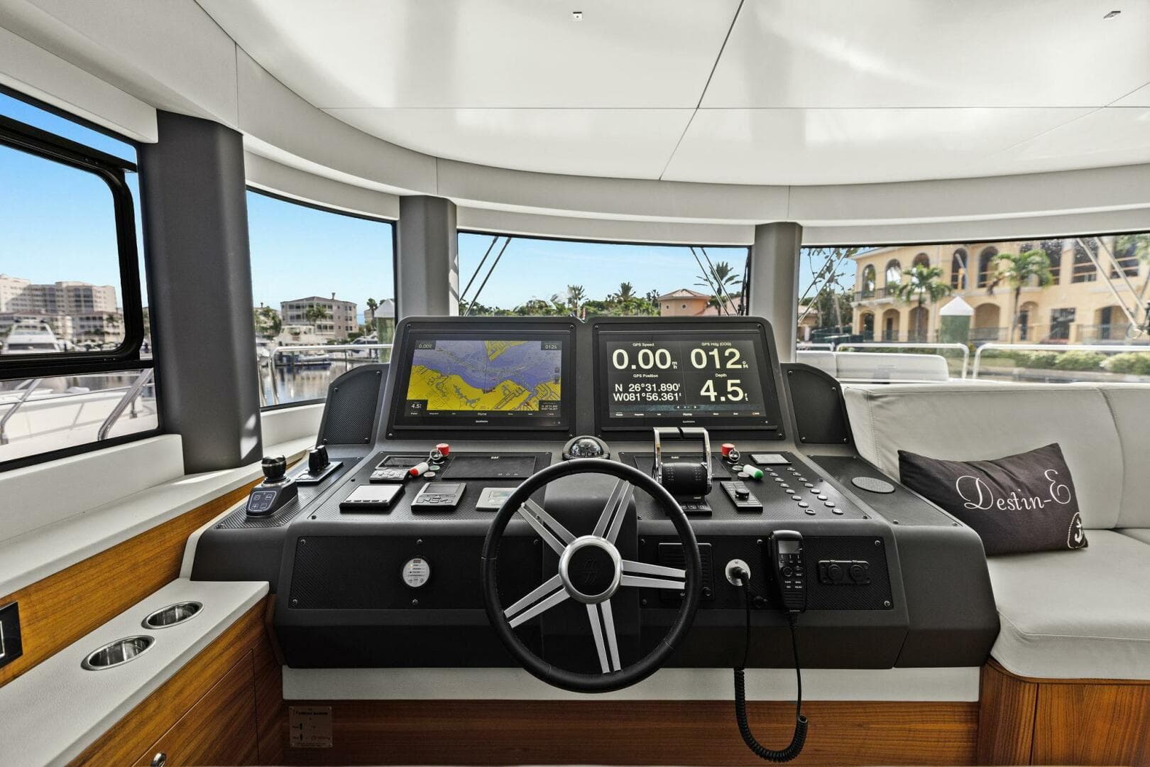 2021 Sirena 64-My — photo 17