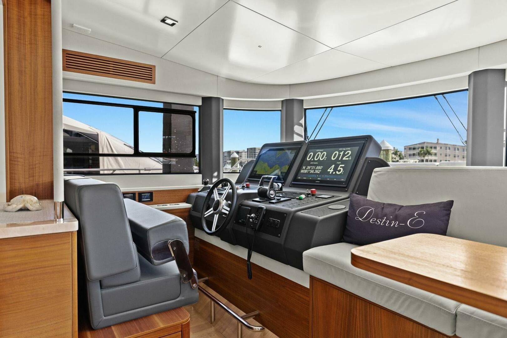 2021 Sirena 64-My — photo 4