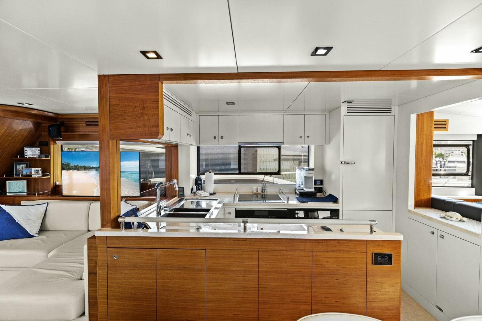 2021 Sirena 64-My — photo 11