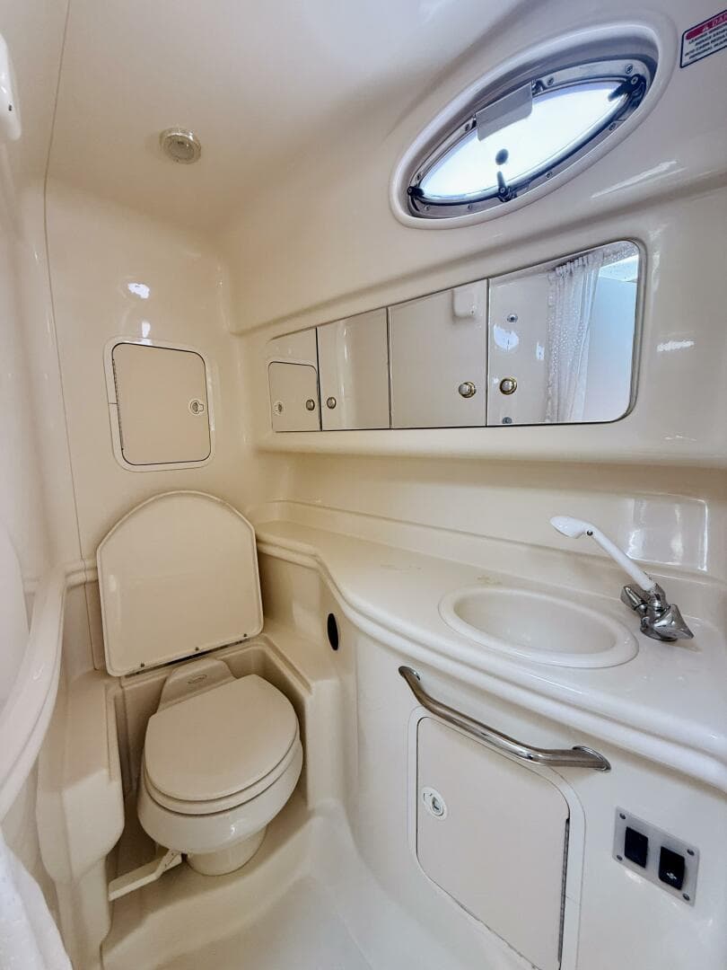 2004 Sea Ray 320 Sundancer — photo 17