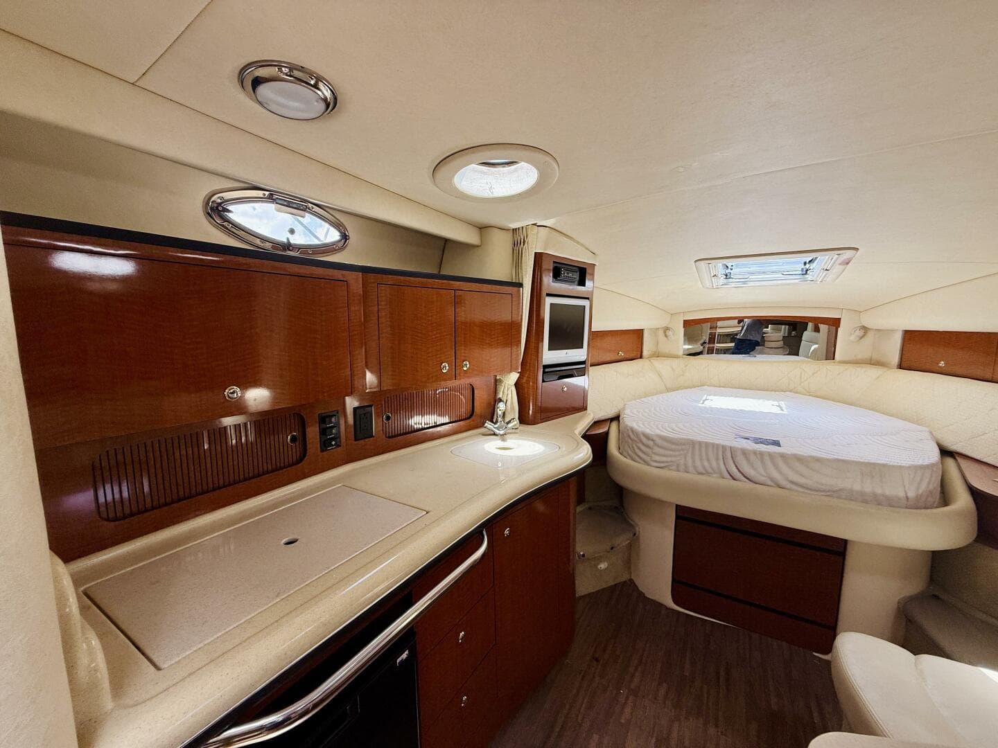 2004 Sea Ray 320 Sundancer — photo 18