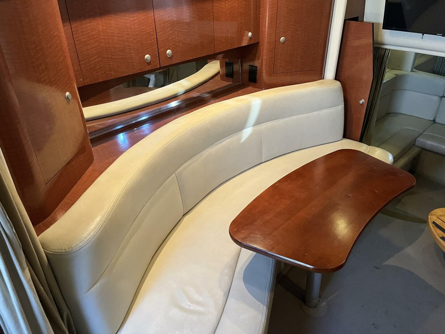 2005 Sea Ray 320 Sundancer — photo 11